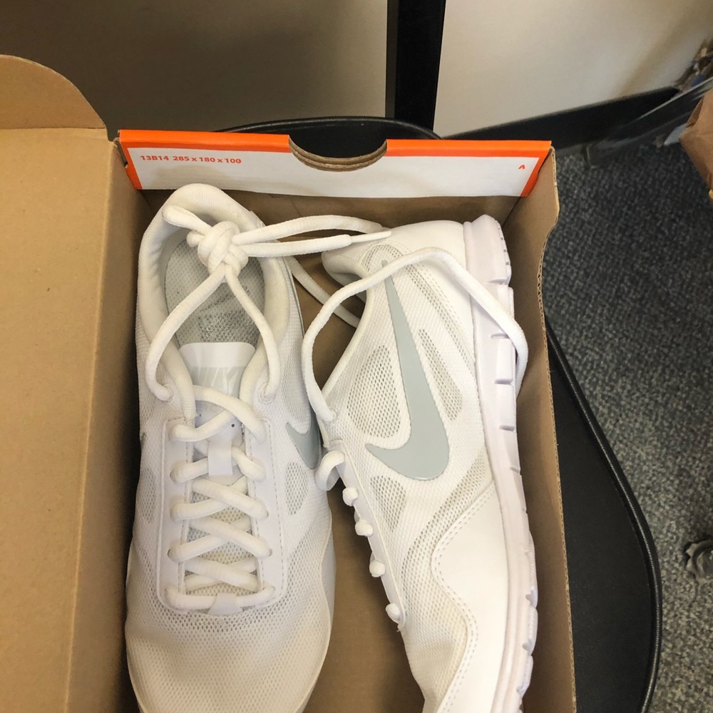 New cheerleading Nike’s in box reduced